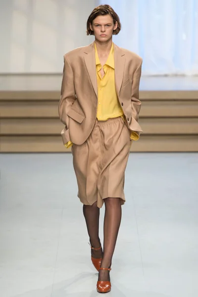 Look 10